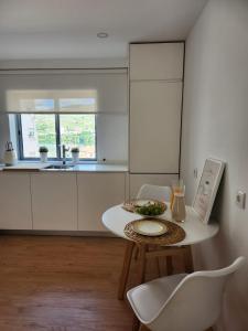 比索达雷加Janela D’Ouro的白色的小厨房配有桌椅