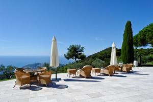 艾日The Unique Villa with Magnificent sea view的一组桌椅和遮阳伞