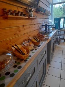 LangeacHotel de l'Ile d'Amour的厨房配有带面包篮的柜台