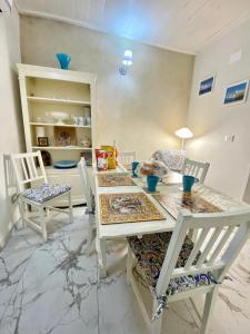 锡拉库扎Ortigia Dreaming的一间配备有白色桌椅的用餐室