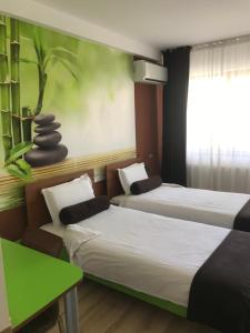 RazgradHotel GabriSa的一间设有两张床和绿色墙壁的客房
