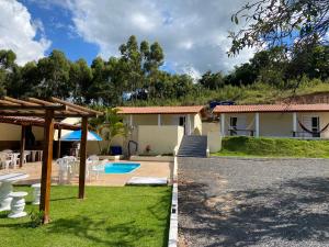 阿瓜斯迪林多亚Pousada Saint James的一座带游泳池和房子的别墅
