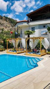 OrhaniyeBybassios Orhaniye的别墅前设有游泳池