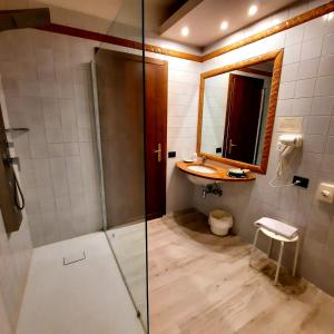 阿贝托内贝拉维斯塔酒店的带淋浴、盥洗盆和镜子的浴室