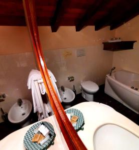 阿贝托内贝拉维斯塔酒店的浴室配有盥洗盆、卫生间和浴缸。