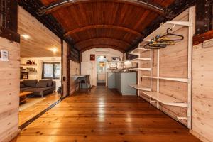 里雄莱锡安丽莎山林小屋的小屋的走廊,设有木制天花板