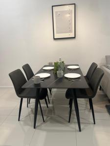 吉隆坡Chambers Suites KL的黑色餐桌和黑色椅子