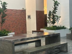 吉隆坡Chambers Suites KL的木凳,植物