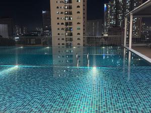 吉隆坡Chambers Suites KL的一座建筑物屋顶上的游泳池