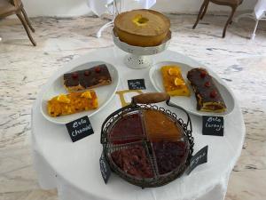 坎普马约尔Palacete Encanto Maior的一张桌子上放着几种不同的甜点