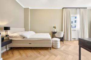 不莱梅Premium Room 'The Port' - HBF-Messe-ÖVB Arena-City的白色卧室配有床和桌子