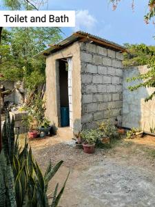 CayluyaTina Transient Home的院子内有门的小砖房