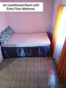 CayluyaTina Transient Home的空调客房配有回声地板床垫、sidx sidx sidx
