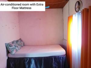 CayluyaTina Transient Home的空调客房配有回声地板床垫。