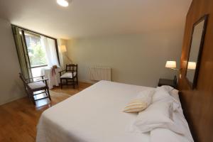 圣徐连代萨利斯帕佐西布朗酒店的卧室配有白色的床和两个枕头