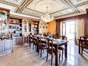圣安德烈Casa Deixa-O-Resto Guesthouse的一间带长桌和椅子的用餐室