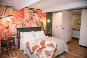 克尼斯纳La Lupa Nera的一间卧室配有一张带花卉壁画的大床