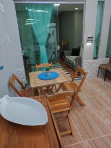 马瑙斯Casa Linda e Aconchegante的客厅配有桌椅