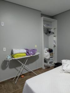 马瑙斯Casa Linda e Aconchegante的配有床和毛巾架的客房