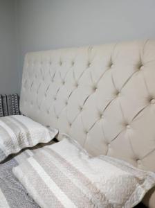 马瑙斯Casa Linda e Aconchegante的一张带两个枕头和毯子的白色床
