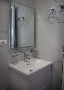 卡萨米尔Sunset Cottage 1的白色的浴室设有水槽和镜子