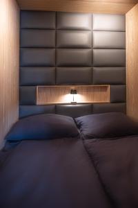 昂特保科洛佩因SeeCondo的一间卧室配有一张带床头板和灯的床