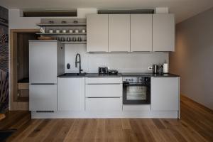昂特保科洛佩因SeeCondo的厨房配有白色橱柜和烤箱。
