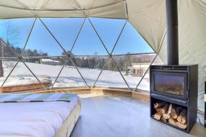 Orfordmi-clos - luxury pods with private jacuzzis的雪地圆顶帐篷内带壁炉的客房