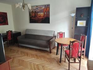 华沙Zielony Żoliborz的客厅配有沙发和桌椅