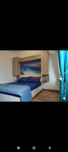 阿尔盖罗Mar&Mar的一间卧室配有床和蓝色窗帘