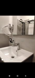 阿尔盖罗Mar&Mar的浴室设有白色水槽和镜子