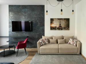 克塞洛Corner Apartman的带沙发和电视的客厅