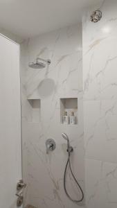 卡赞勒克Toni's hidden gem的一间设有白色大理石墙壁和淋浴的浴室