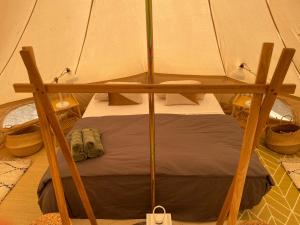 科蒂基亚瓦里CORSICA NATURA #1的帐篷内的一个床位房间
