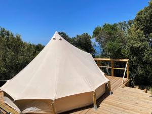 科蒂基亚瓦里CORSICA NATURA #1的木制甲板上的一个白色帐篷