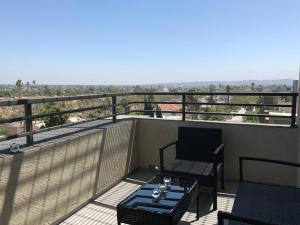 洛杉矶Central Apartment的设有一个配有桌椅并享有美景的阳台。
