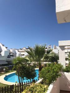 伊斯兰蒂拉Apartamento en islantilla的从公寓的阳台可欣赏到游泳池的景色