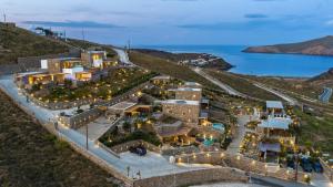 米克诺斯城Nasta Suites & Villas Intentional Living Mykonos的享有度假胜地的空中海景
