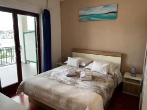 耶泽拉House Klarin的一间卧室配有一张床,上面有两条毛巾