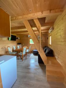 采尔克诺Brunarica Jeršin的小木屋内的厨房和用餐室,设有楼梯