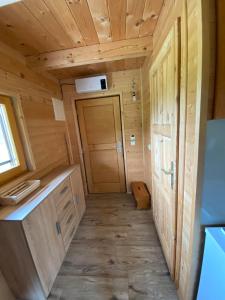 采尔克诺Brunarica Jeršin的小木屋内的小房间,带门