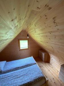 采尔克诺Brunarica Jeršin的小木屋内一间卧室,配有一张床