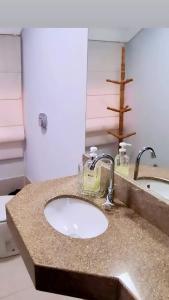 锡诺普Apartamento Confortável e Espaçoso的浴室的柜台设有水槽和镜子