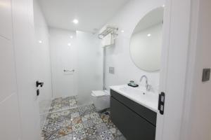内夫谢希尔White House Cappadocia的白色的浴室设有水槽和镜子