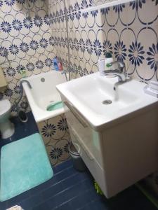 斯拉汀Apartmani Mislav的浴室配有盥洗盆、卫生间和浴缸。