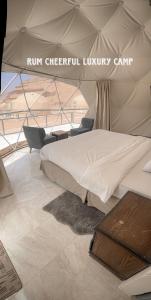 瓦迪拉姆RUM CHEERFUL lUXURY CAMP的帐篷内一间卧室,配有一张床