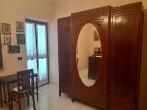 Rivalta ScriviaDa Mariuccia的客房内的大木柜和镜子