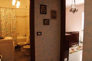 Rivalta ScriviaDa Mariuccia的一间带卫生间和水槽的浴室