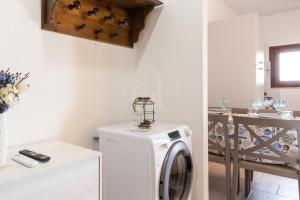 卡斯特尔萨多il gabbiano castelsardo的客房内的白色洗衣机和烘干机
