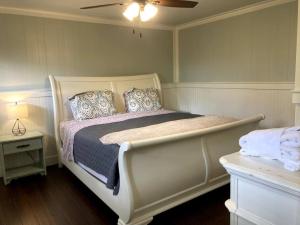 博福特Tucked Away Newly Renovated 2 Bedroom/ 1 Bath Sleeps 8的卧室配有白色的床和枕头。
